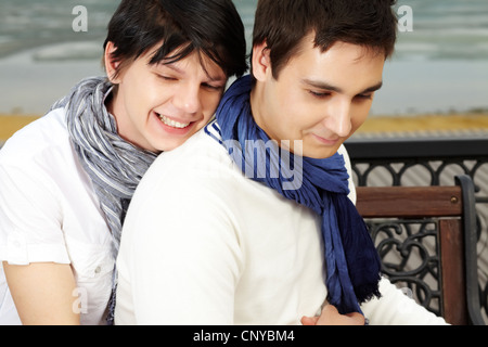 Carino coppia gay coccole presso la posizione romantica Foto Stock