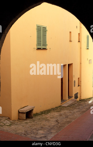 Strada stretta del gallo-romana appollaiato villaggio di La Turbie Foto Stock