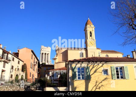 Gallo-romana appollaiato villaggio di La Turbie con la monumentale Trophée des Alpes Foto Stock