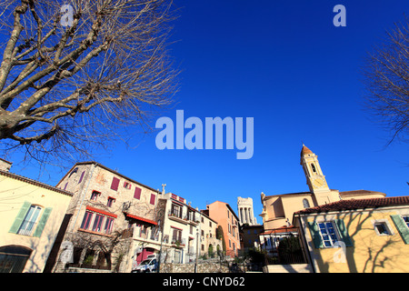 Gallo-romana appollaiato villaggio di La Turbie con la monumentale Trophée des Alpes Foto Stock