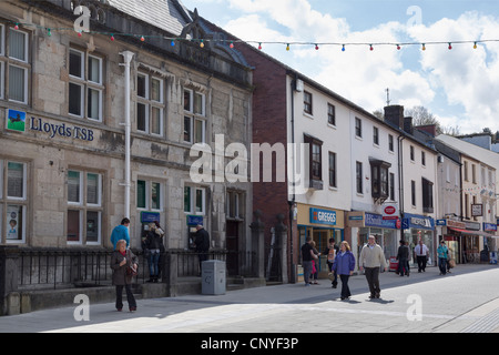 High Street, Bangor, Galles del Nord, Regno Unito. Lloyds TSB Bank e negozi nel centro shopping Foto Stock