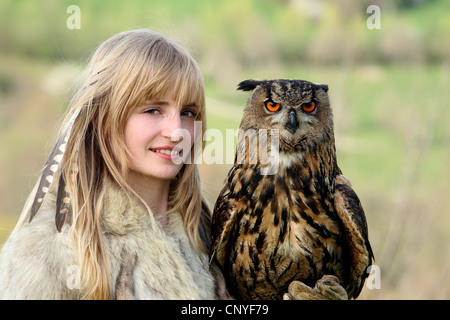 Nord del gufo reale (Bubo bubo), sul braccio di una giovane donna Foto Stock