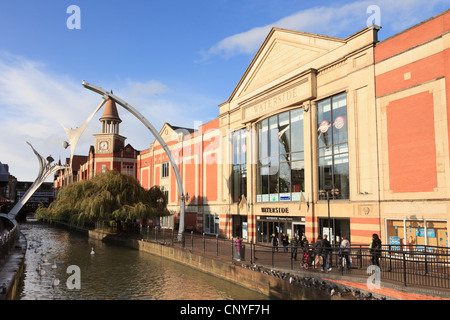 City Square, Lincoln, Lincolnshire, Inghilterra, Regno Unito. Empowerment scultura su fiume Witham fuori Waterside shopping centre Foto Stock