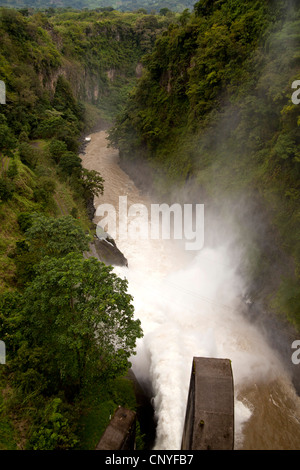 Il fiume Orosi, chiamato anche Rio Grande de Orosi, visto dal serbatoio di Cachi & Dam, Costa Rica, America Centrale Foto Stock