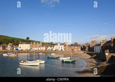 Vista su ex Iron Age porto di pesca con le barche nel porto di Stonehaven, Aberdeenshire, Scotland, Regno Unito. Foto Stock