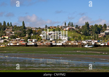 Case su palafitte o palafitos a bassa marea Castro Isola di Chiloe Cile Foto Stock