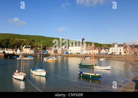 Vista sul porto di pesca con piccole imbarcazioni nel porto di Stonehaven, Aberdeenshire, Scozia, Regno Unito, Gran Bretagna. Foto Stock