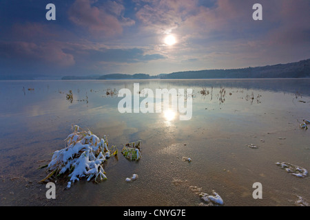 Tramonto sul lago di storage Poehl in inverno, in Germania, in Sassonia, Vogtland Foto Stock