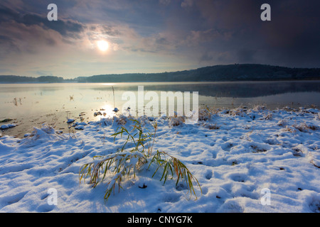 Tramonto sul lago di storage Poehl in inverno, in Germania, in Sassonia, Vogtland Foto Stock