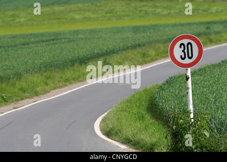 Curva di un countryroad con limite di velocità a 30 km/h, in Germania, in Renania settentrionale-Vestfalia Foto Stock