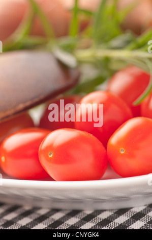Close up i pomodorini su una piastra Foto Stock