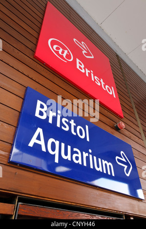 Segni di puntamento At-Bristol e Bristol Aquarium Foto Stock