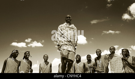 African traditional salti, Masai Mara warriors dancing, Kenya Foto Stock