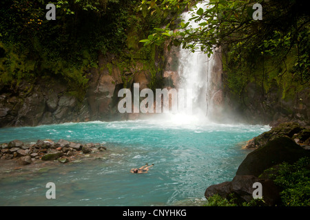 Piscina turistica a cascata con le acque blu del Rio Celeste in VolcanTenorio National Park, Costa Rica, Foto Stock