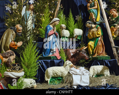 Presepe figure che rappresentano la Santa Famiglia, tre wisemen, pastori e gli animali Foto Stock