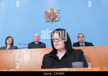 Cancelleria del Tribunale si siede di fronte a magistrati Foto Stock