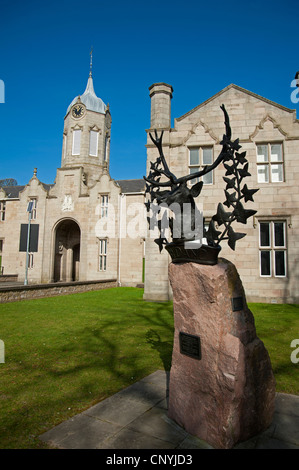 Lo zoccolo e il Bronzo Stags Head casting per commemorare la fondazione di The Gordon Highlanders reggimento a Huntly. SCO 8171 Foto Stock