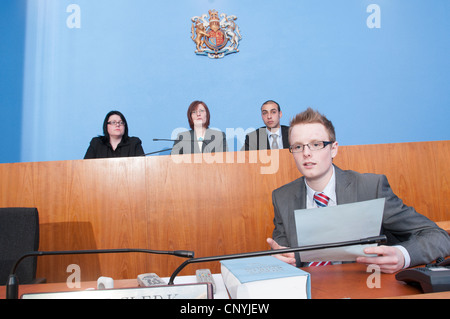 Cancelleria del Tribunale si siede di fronte a magistrati' Foto Stock