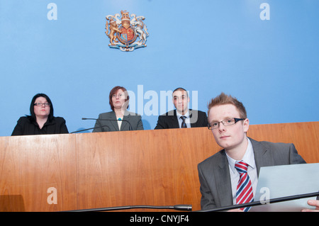 Cancelleria del Tribunale si siede di fronte a magistrati' Foto Stock