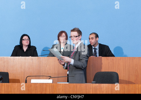 Cancelleria del Tribunale si siede di fronte a magistrati' Foto Stock