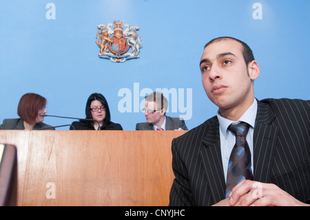 Cancelleria del Tribunale si siede di fronte a magistrati Foto Stock