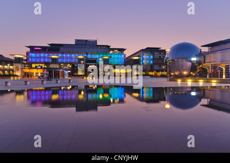 Millennium Square nel centro della città di Bristol, Regno Unito Foto Stock