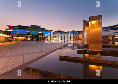 Millennium Square nel centro della città di Bristol, Regno Unito Foto Stock