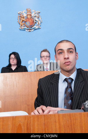 Cancelleria del Tribunale si siede di fronte a magistrati Foto Stock