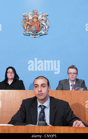 Cancelleria del Tribunale si siede di fronte a magistrati Foto Stock