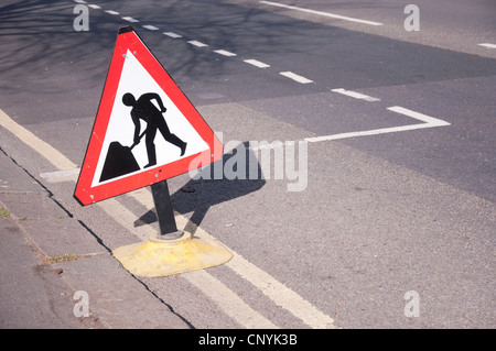 Gli uomini al lavoro cartello stradale Foto Stock