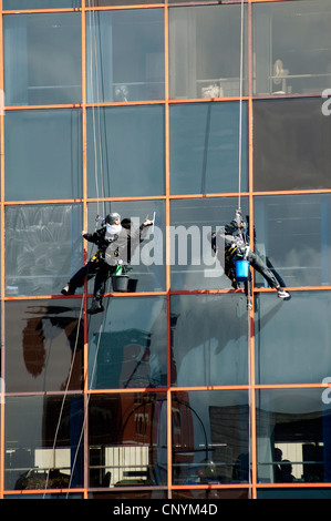 Detergenti per finestre, Birmingham City Centre, Regno Unito Foto Stock