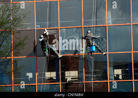 Detergenti per finestre, Birmingham City Centre, Regno Unito Foto Stock