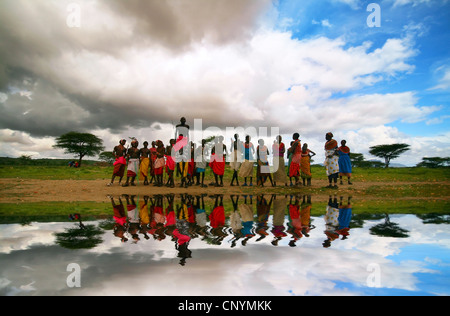 Salti tradizionali africani di Samburu tribesman. L'Africa. Kenya. Samburu Foto Stock