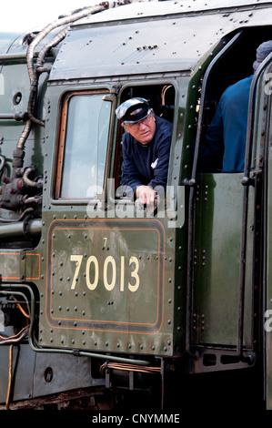 Driver sul pavimento della Britannia classe locomotiva a vapore n. 70013 "Oliver Cromwell' Foto Stock