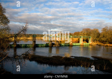 Paratoie di Glenlochar Barrage sul fiume Dee che è parte del Galloway Hydro Schema elettrico, Regno Unito, Scozia Foto Stock