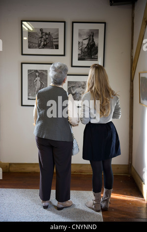 Nonna e nipote riguardo le opere in una mostra Foto Stock