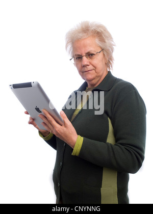 Donna matura tenendo iPad Foto Stock