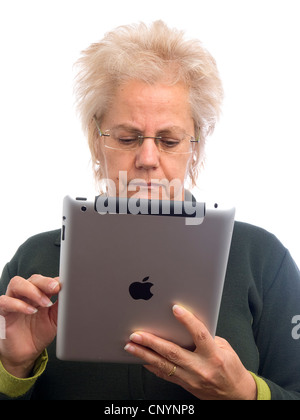 Donna matura tramite iPad Foto Stock