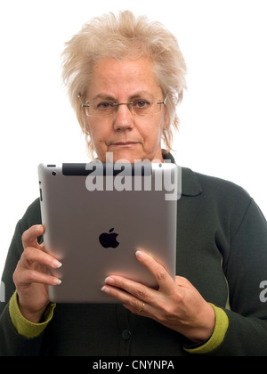Donna matura tenendo iPad Foto Stock