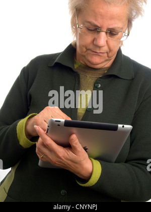 Donna matura tramite iPad Foto Stock