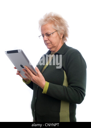 Donna matura tramite iPad Foto Stock