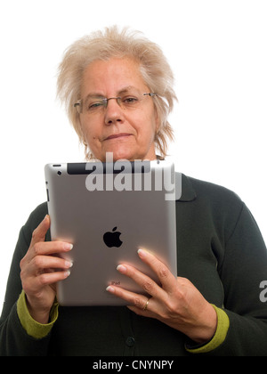 Donna matura tramite iPad Foto Stock
