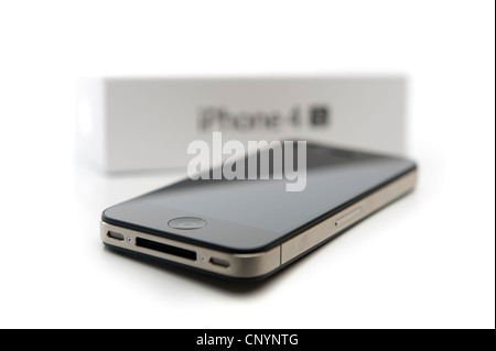 Apple iPhone 4S con retail box - messa a fuoco selettiva Foto Stock