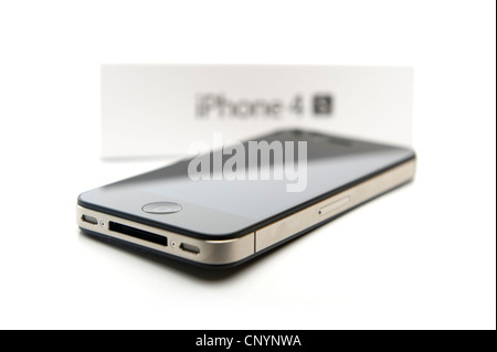 Apple iPhone 4S con retail box - messa a fuoco selettiva Foto Stock