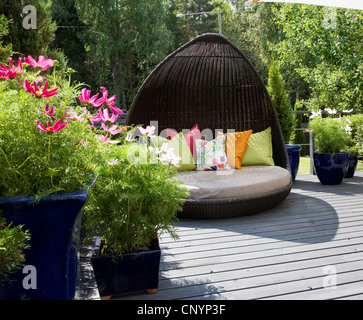 Terrazza con un grande divano. Foto Stock