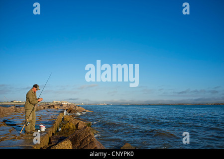 L'uomo la pesca al largo sporti in Port Aransas al Golfo del Messico Foto Stock