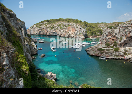 Yacht ormeggiati nella baia isolata di Calas calette menorca Spagna Foto Stock