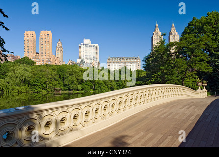 Central Park Bow Bridge, New York City e Central Park West Skyline, New York Foto Stock