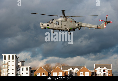 La Royal Navy elicottero sorvola il Tamigi a Londra durante un esercizio di sicurezza. Foto Stock