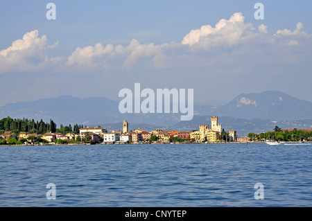 Vista dal lago di Garda a Sirmione e Castello Scaligero , Italia, Lago di Garda, Lombardia, Sirmione Foto Stock